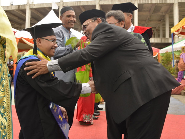 Siti Julaika Dapat Nilai Cumlaude, IPK 3,97